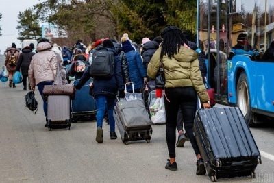 Повернення біженців до України відкладається ще на рік: оновлений прогноз НБУ