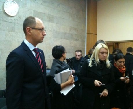 Борьба за 132 округ: в суде Яценюк заявил, что протоколы сфальсифицированы "Беркутом"