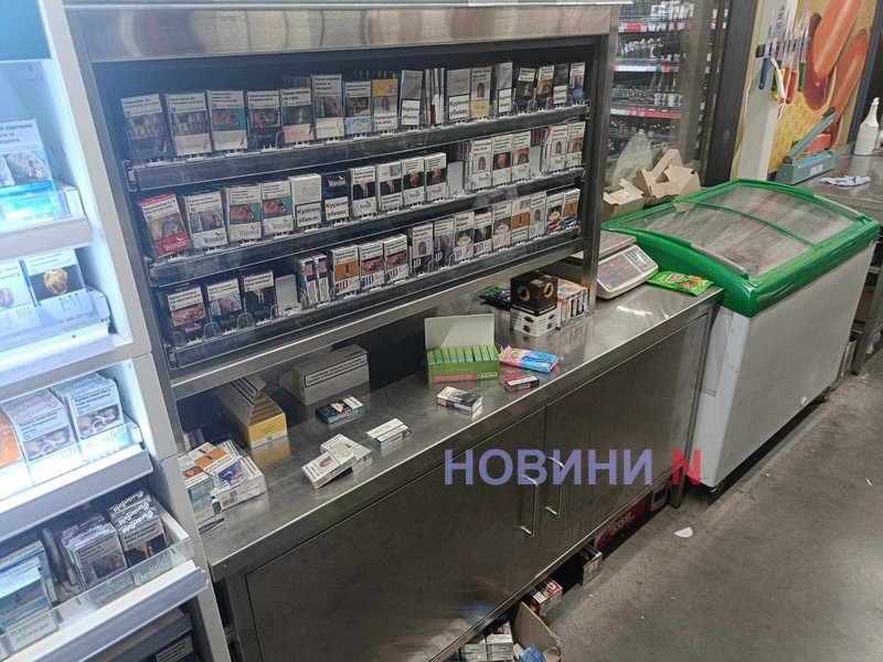 Ради сигарет и энергетика: в Николаеве мужчина разбил окно в магазине и совершил кражу (фото)