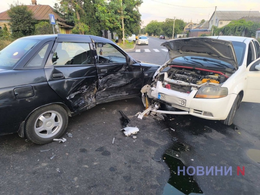 На перекрестке в Николаеве столкнулись «Шевроле» и «Лада»