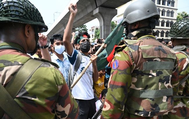 В Бангладеш массовые протесты с 300 погибшими: премьер страны ушла в отставку