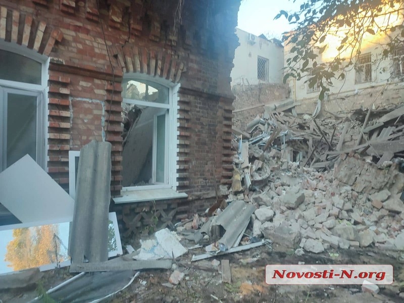 Атаки на Николаевскую область: сбиты 13 «шахедов», повреждены амбулатория, дома, начались пожары