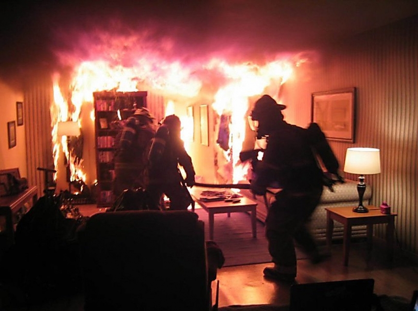 В Николаеве горел многоэтажный дом: пожарные спасли мужчину