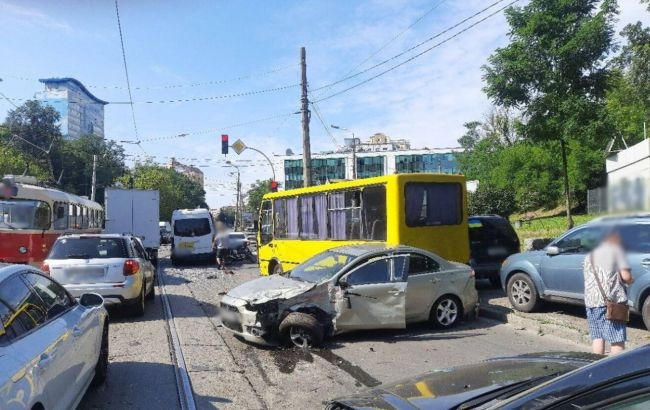 В Киеве на Подоле трамвай на полной скорости протаранил десятки машин (фото, видео)