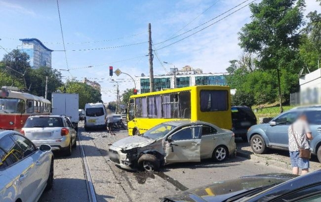 У Києві на Подолі трамвай на повній швидкості протаранив десятки машин (фото, відео)