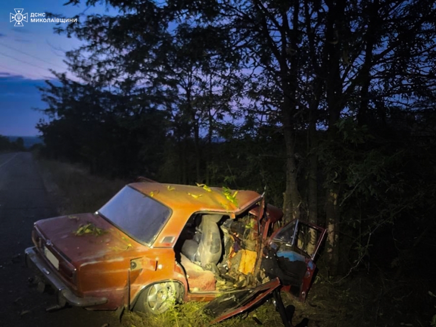 На Миколаївщині ВАЗ врізався в дерево: загинув пасажир, трьох поранених затиснуло в машині