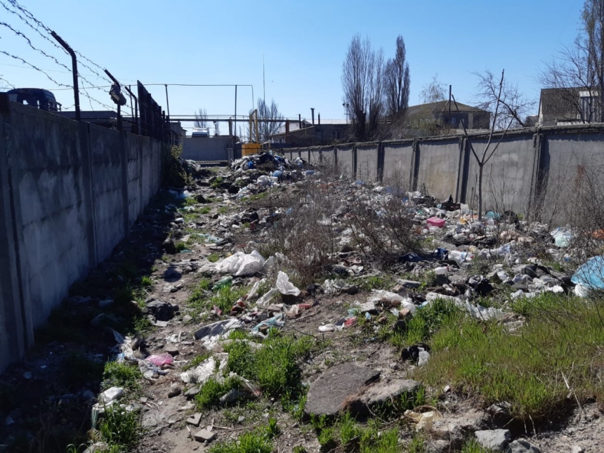 У Миколаєві вулицю неподалік морпорту перетворили на величезне звалище