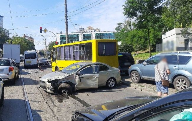 В Киеве трамвай без водителя протаранил автомобиль