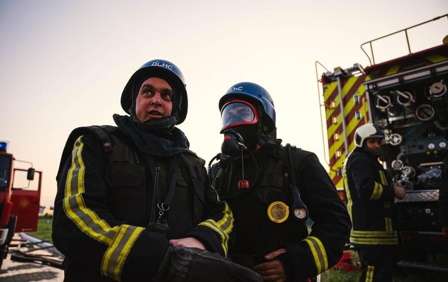 Під Херсоном через обстріл почалася масштабна пожежа, можливі вибухи: людей просять не виходити