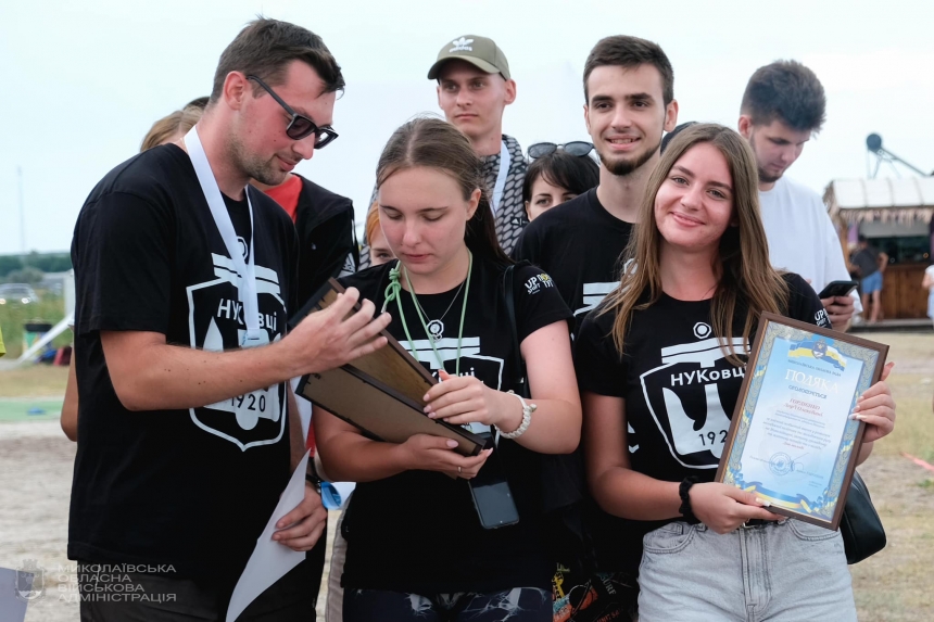 На Николаевщине с гонками на «драконах» и хороводами отметили день молодежи