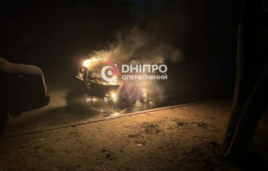 У Дніпрі вночі невідомі підпалили автомобіль військових