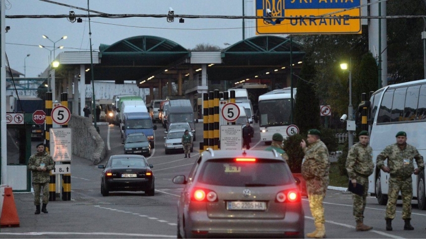 Как военнообязанным мужчинам возвращаться в Украину: документы и правила