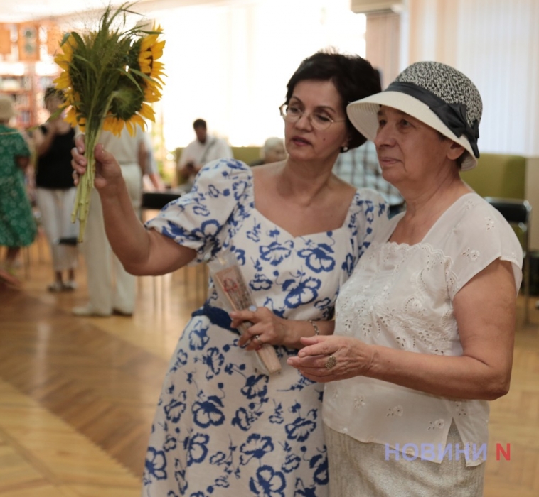 Прошлое с нами: в николаевской библиотеке открылась выставка Ольги Артым (фоторепортаж)