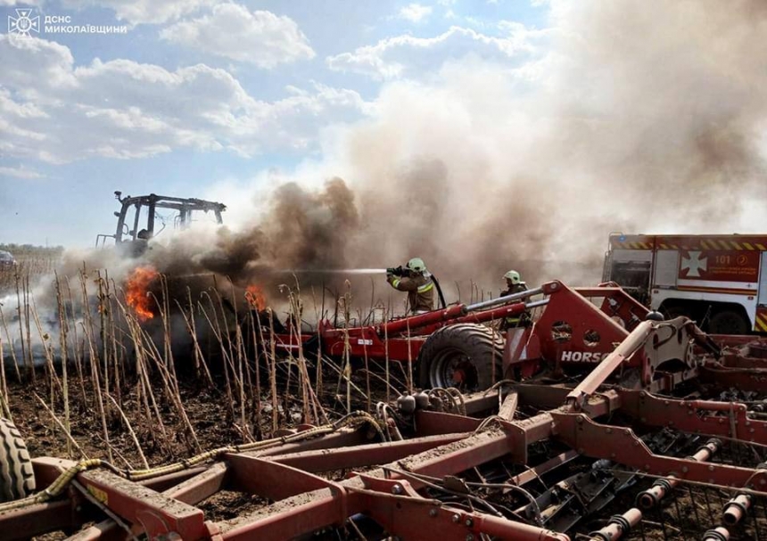 У полі під Миколаєвом загорівся трактор: гасили рятувальники