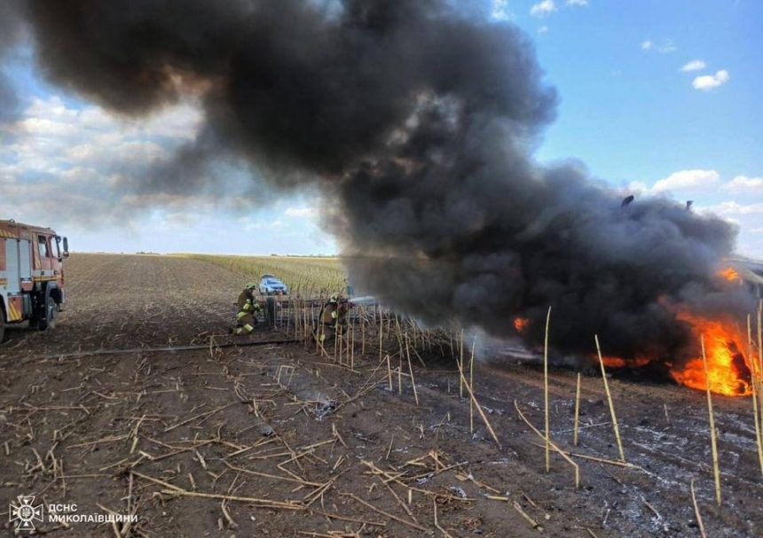 У полі під Миколаєвом загорівся трактор: гасили рятувальники