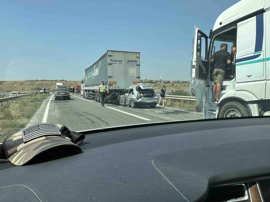 На трассе Николаев - Одесса легковушка врезалась в фуру: огромные пробки