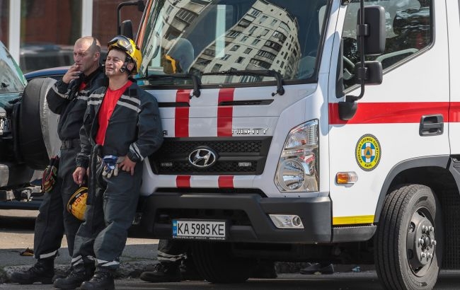 У Києві через падіння уламків дронів виникла пожежа