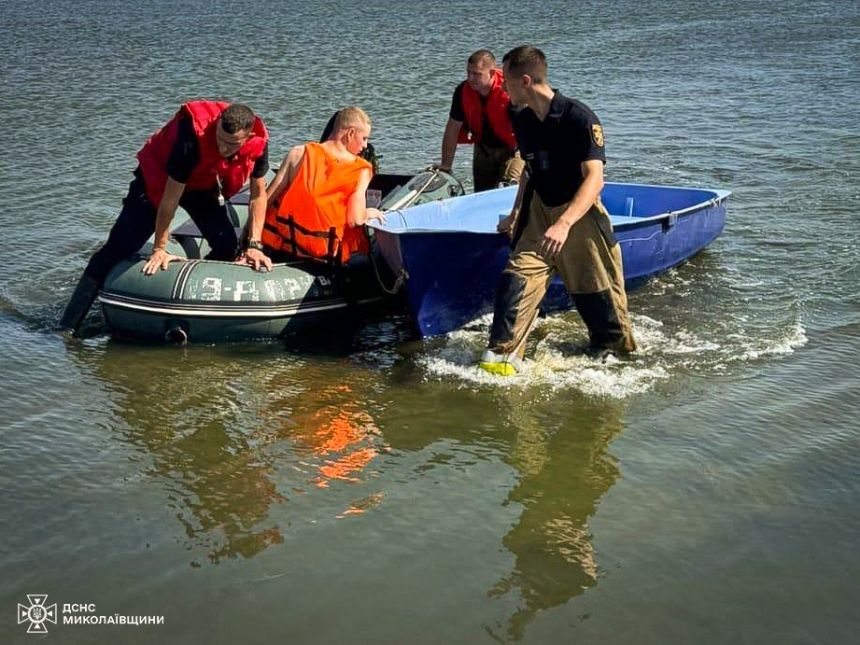 Под Николаевом мужчина не мог выбраться из воды: спасатели успели вовремя