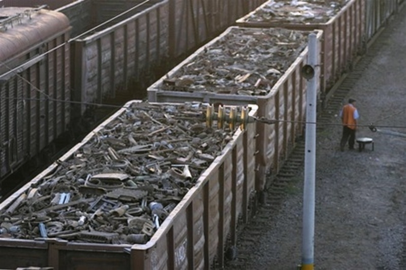 Жители Вознесенска стащили из вагона 300 кг металлолома