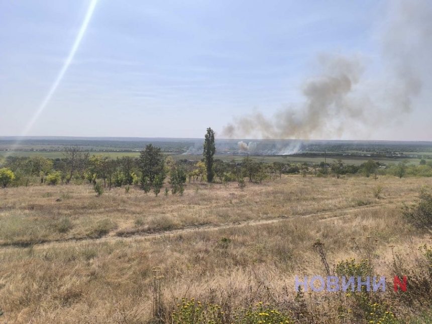 Под Новой Одессой в Николаевской области бушует пожар (видео)