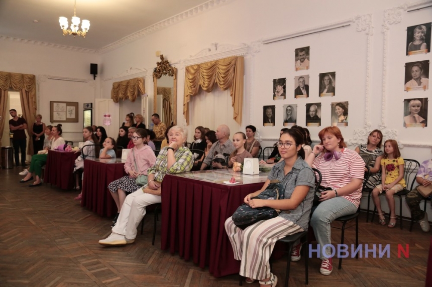 Я намалюю на папері Рідну Україну: в николаевском театре открылась выставка юной мастерицы Евы Барыкиной.