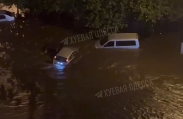 Ночью Одессу затопило: по улицам плыли автомобили (видео)