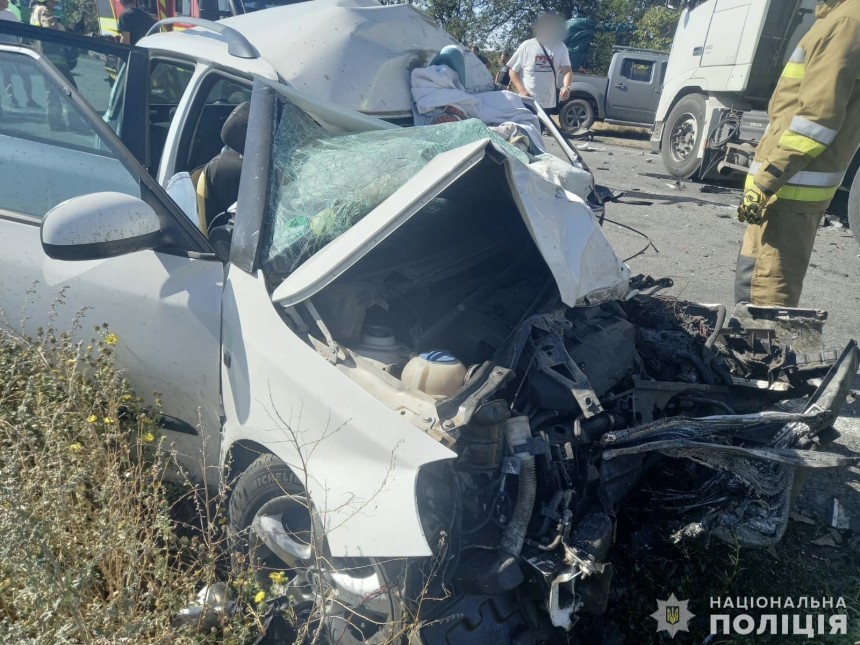 У ДТП із вантажівкою під Миколаєвом загинув водій легковика, серед постраждалих – 12-річний хлопчик