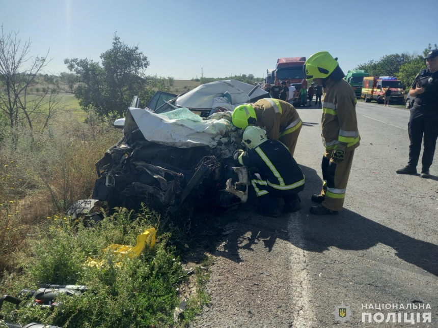 В ДТП с грузовиком под Николаевом погиб водитель легковушки, среди пострадавших – 12-летний мальчик