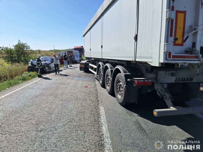 В ДТП с грузовиком под Николаевом погиб водитель легковушки, среди пострадавших – 12-летний мальчик