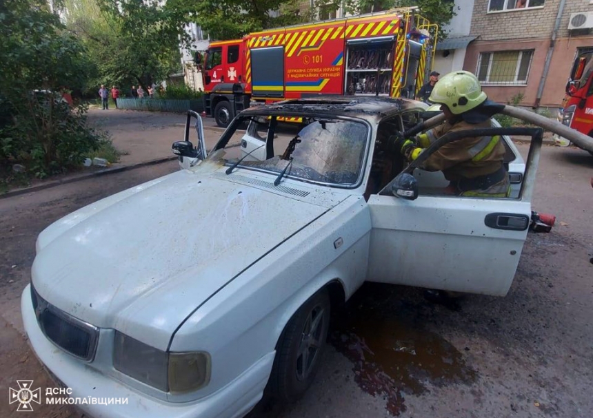 У Миколаєві біля будинку горів автомобіль