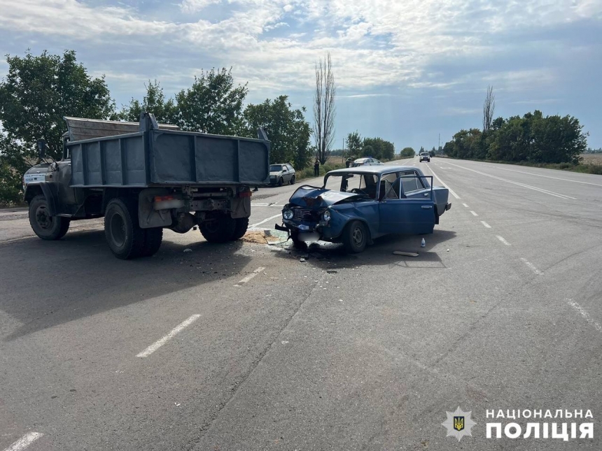 Під Миколаєвом ВАЗ зіткнувся з вантажівкою: один із водіїв загинув