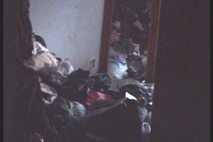 Медики скорой помощи не смогли попасть в захламленную мусором квартиру — пришлось вызывать спасателей