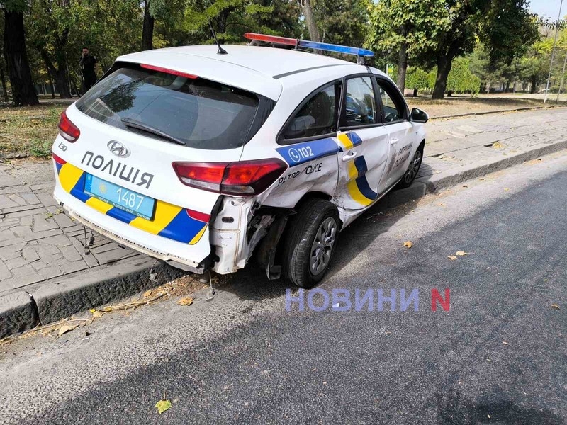 Автомобіль патрульної поліції зіткнувся із ВАЗом у центрі Миколаєва (фото)