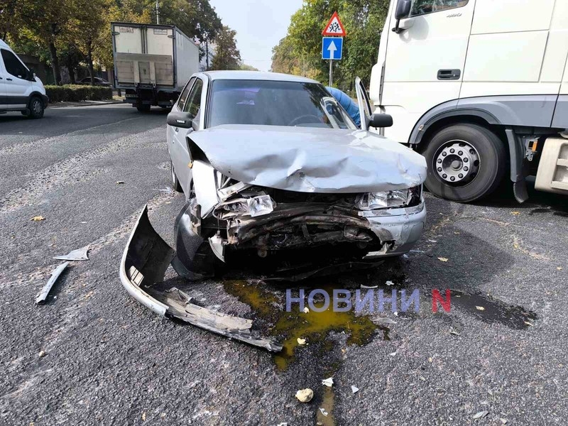 Автомобиль патрульной полиции столкнулся с ВАЗом в центре Николаева (фото)