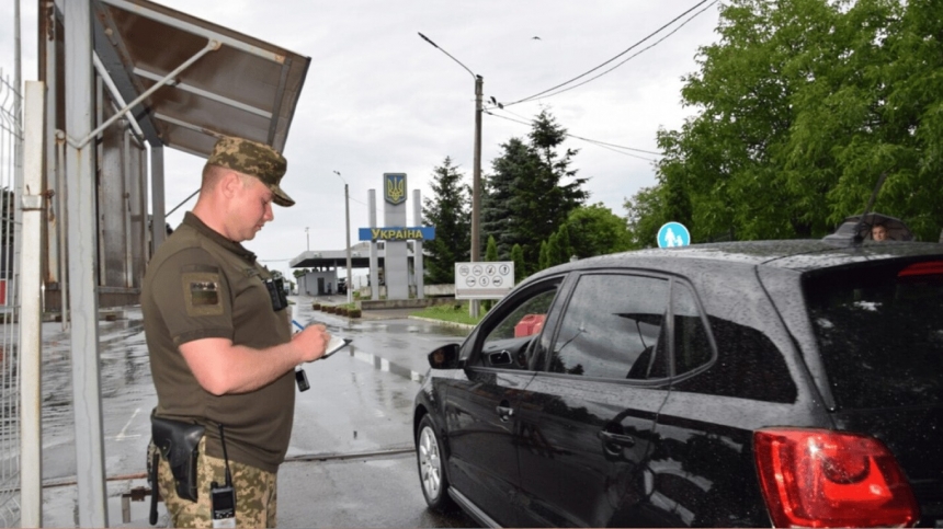 Виїзд за кордон у відрядження під час війни: коли це можливо