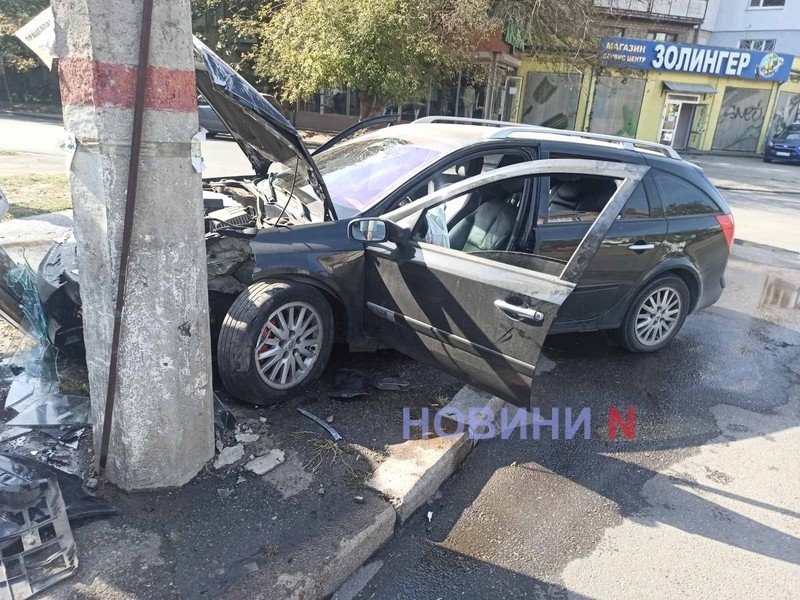 В Николаеве отстранили от управления водителя, сломавшего сити-лайт и столб