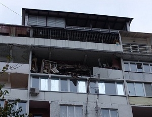 В Одессе балкон с 10-го этажа рухнул на машину