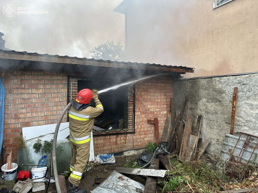 У Миколаєві ледь не згорів житловий будинок: рятувальники встановили, що був підпал