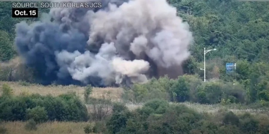 Появилось видео момента подрыва дороги между Северной и Южной Кореей