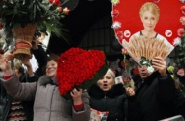 Тимошенко сегодня отмечает день рождения: ей разрешили повидаться с дочерью, а соратники принесли сердце из роз