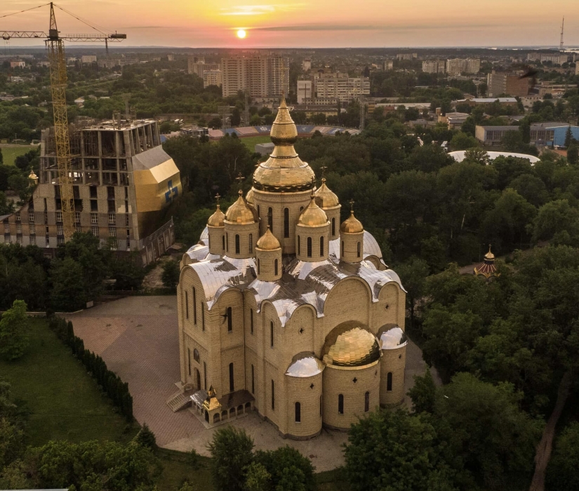 В Черкассах прихожане московского патриархата захватили собор, который перешел в ПЦУ (видео)