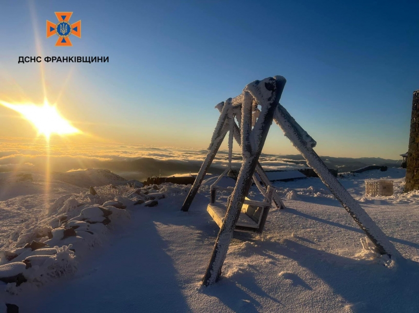 Гору Поп Иван занесло снегом: температура -8°С (фото)