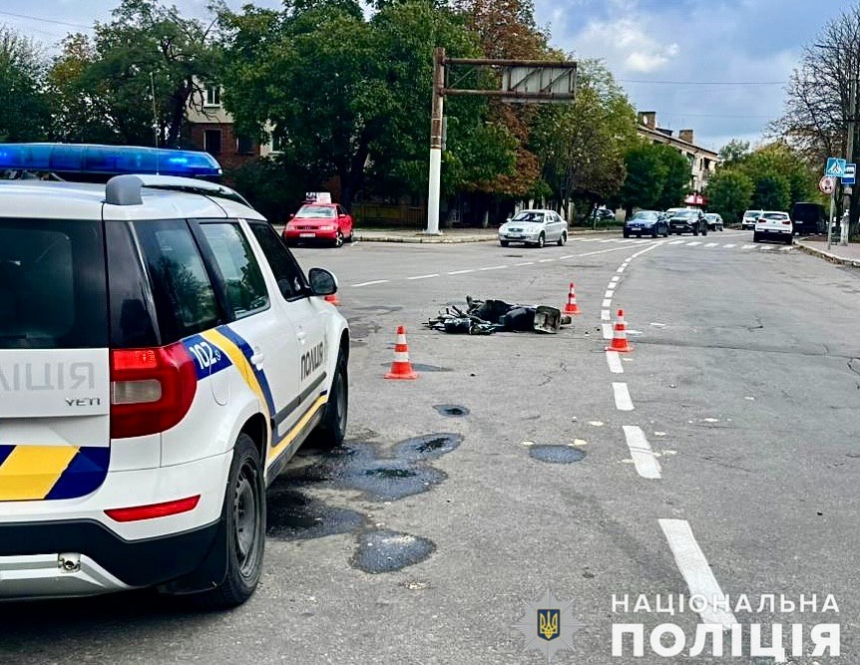 У Первомайську «БМВ» збив мопедиста: його госпіталізовано, поліція шукає свідків