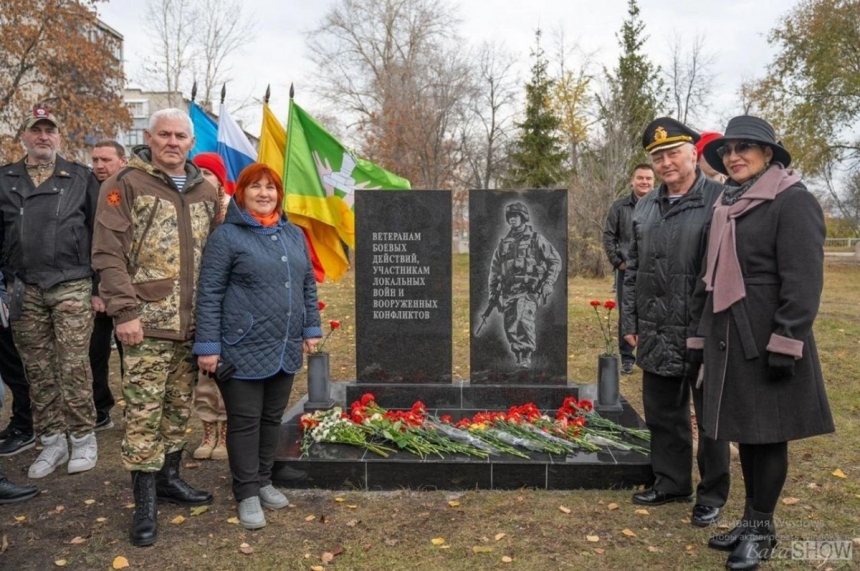 У Росії переплутали військових і встановили памʼятник солдату НАТО (фото)