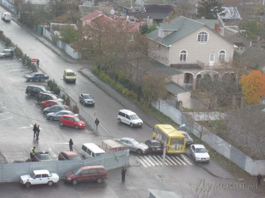 В Одессе столкнулись сразу три авто