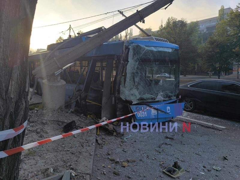 У центрі Миколаєва замінюють стовп, у який в\