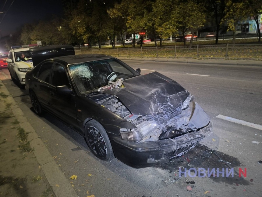 На проспекті в Миколаєві «Хонда» врізалася у припарковані автомобілі