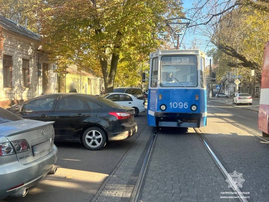 Перекрыл движение трамваев в центре Николаева: владельцу «Форда» выставили счет