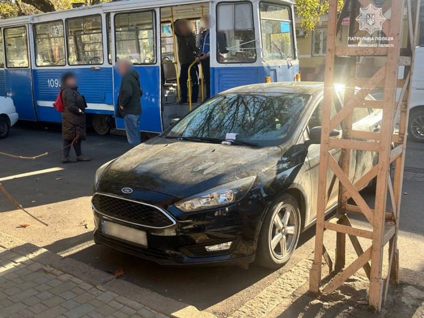 Перекрыл движение трамваев в центре Николаева: владельцу «Форда» выставили счет