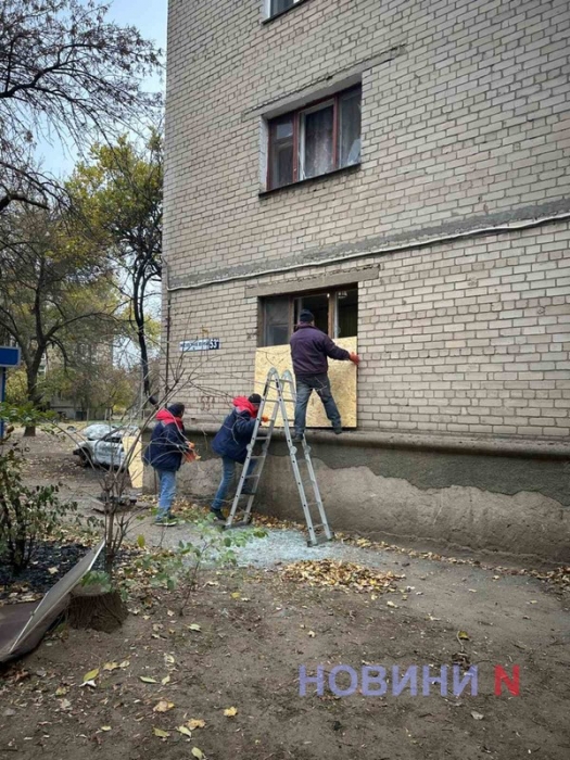 На месте попадания дрона в жилой дом в Николаеве продолжаются НАВР (видео)